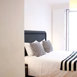 Apartment Joivy Modern 1-bed With Terrace, Moments From Sao Bento Palace